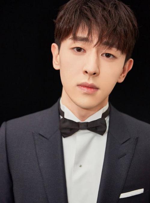 邓伦帅气照片大全,光影流转，魅力四溢